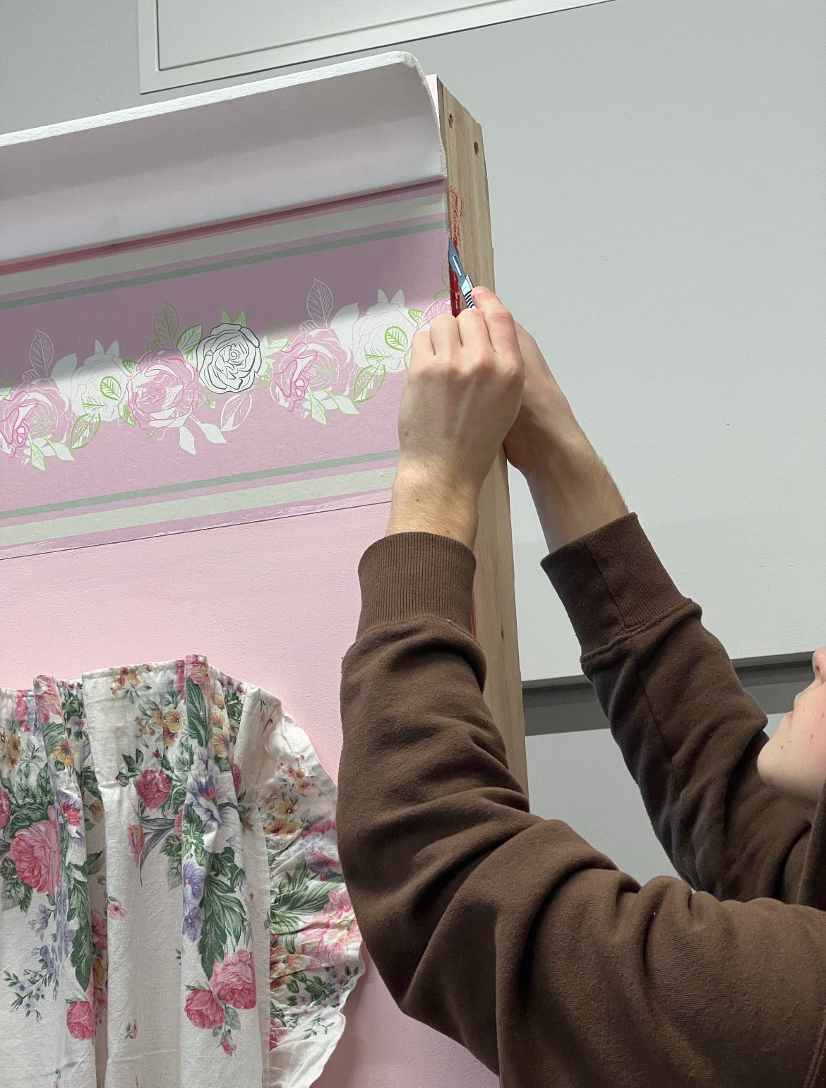 Hanging the chintz wallpaper